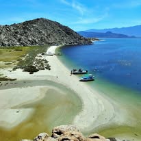 Playa y lancha en Bahía de los Ángeles