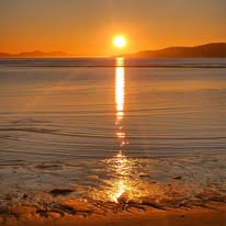 Reflejo del sol sobre el agua