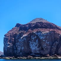 Formación rocosa en el mar